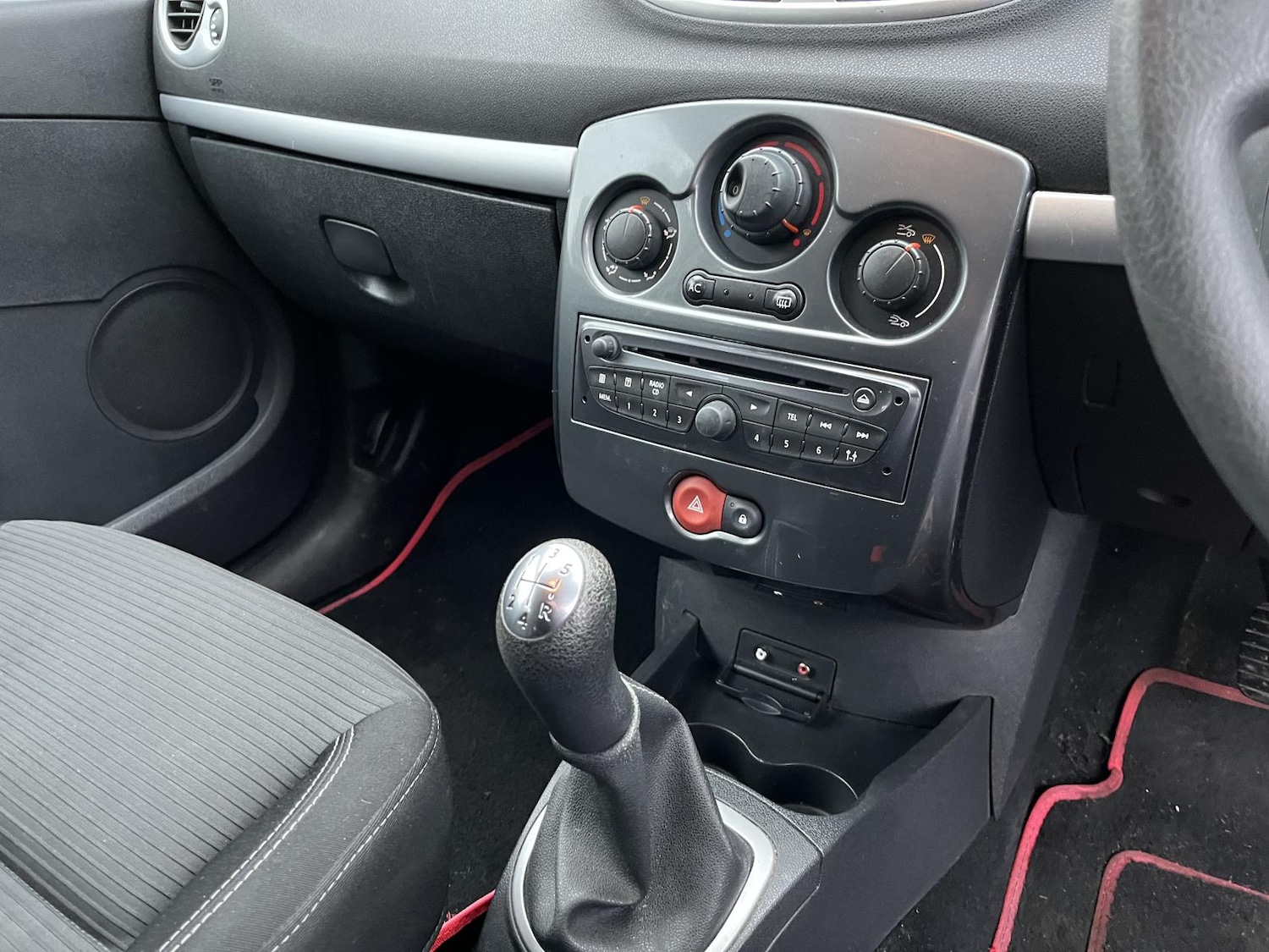 Used Renault Clio 2012 for sale - 77409907: Photo 30