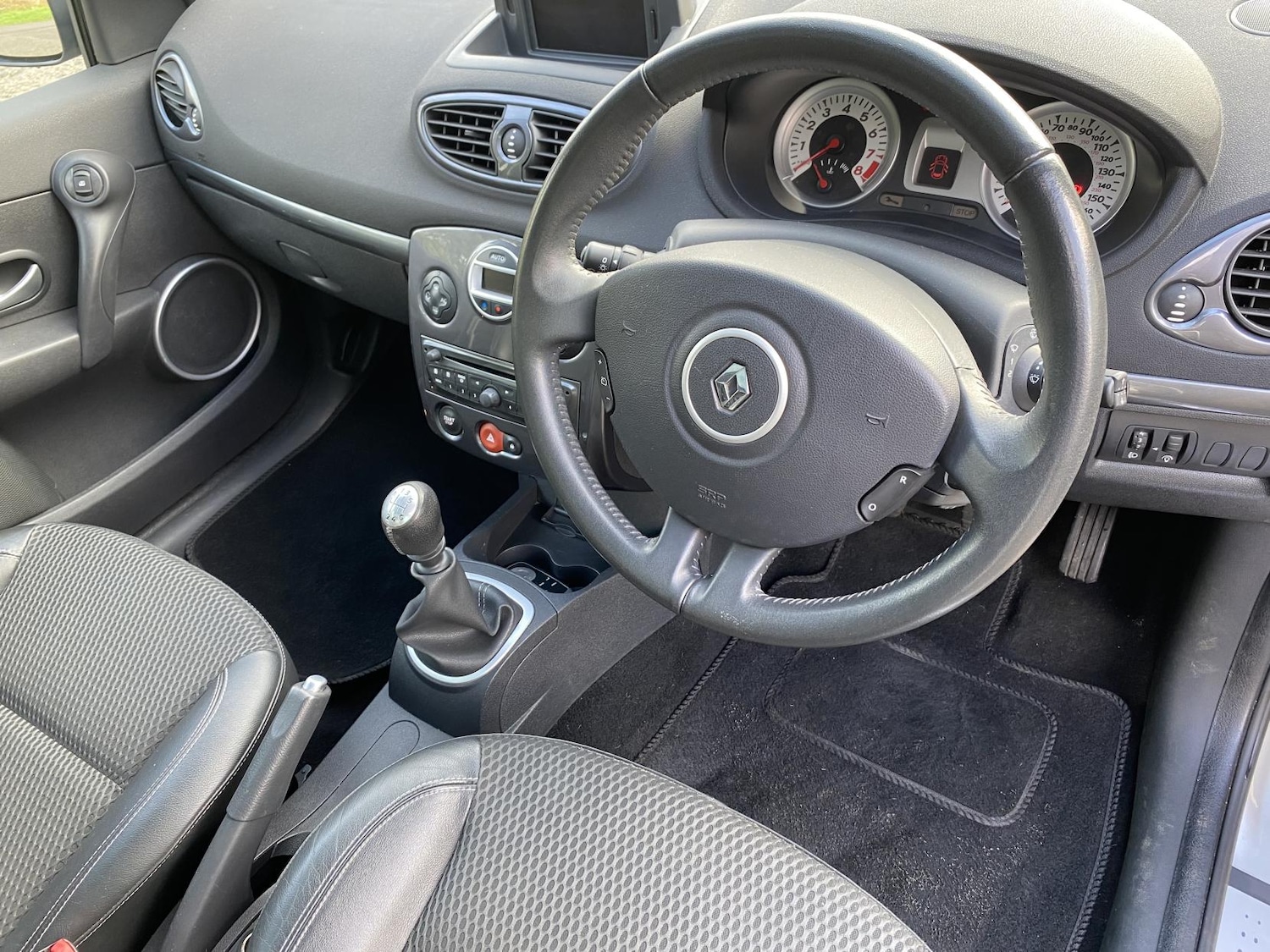 Used Renault Clio 2010 for sale - 77656707: Photo 18