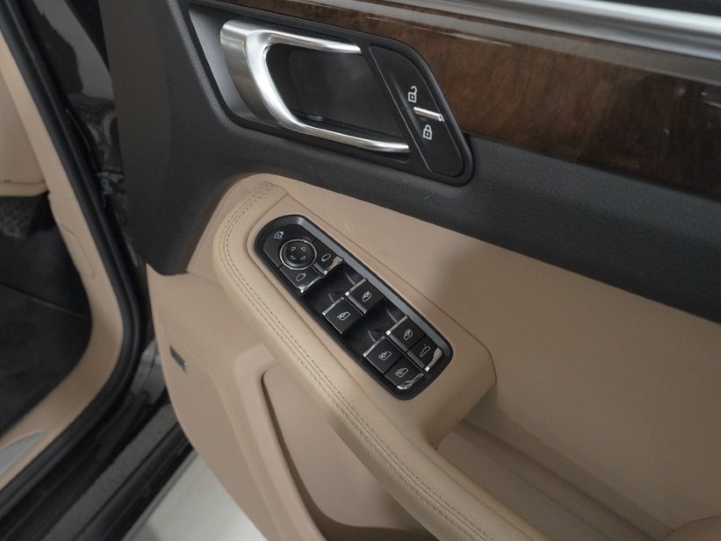 Used Porsche Macan 2020 for sale - 78092995: Photo 46