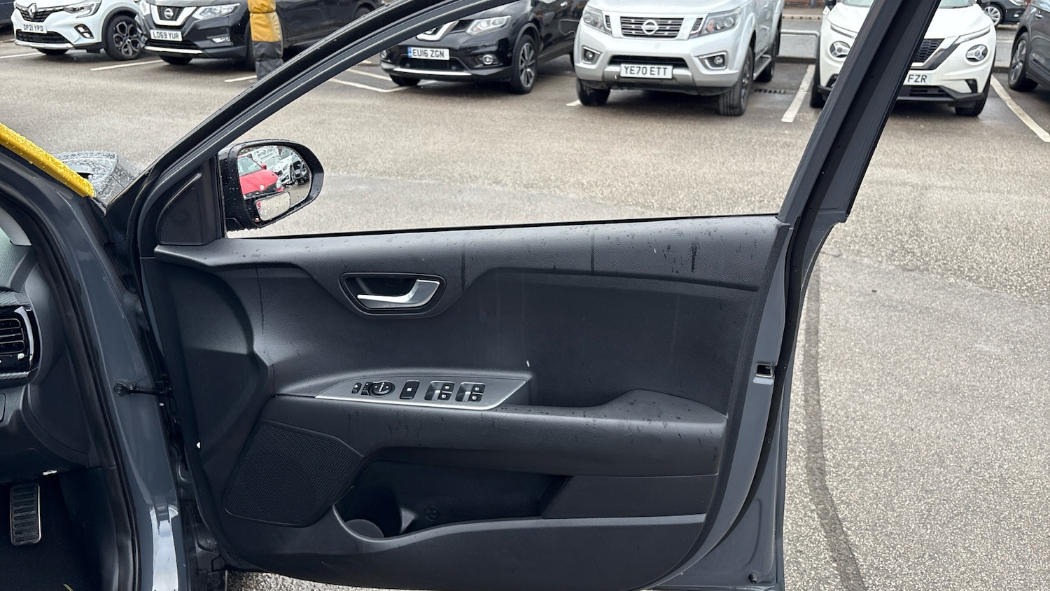 Used Kia Stonic 2021 for sale - 76779238: Photo 19