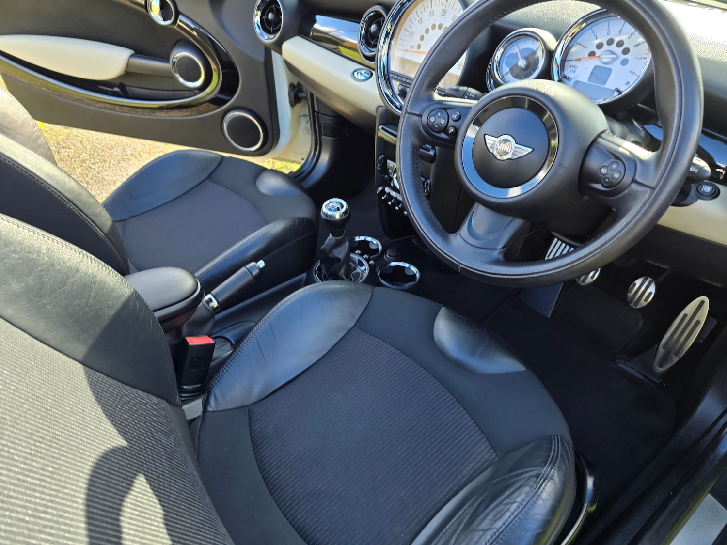 Used MINI Convertible 2011 for sale - 77565525: Photo 13