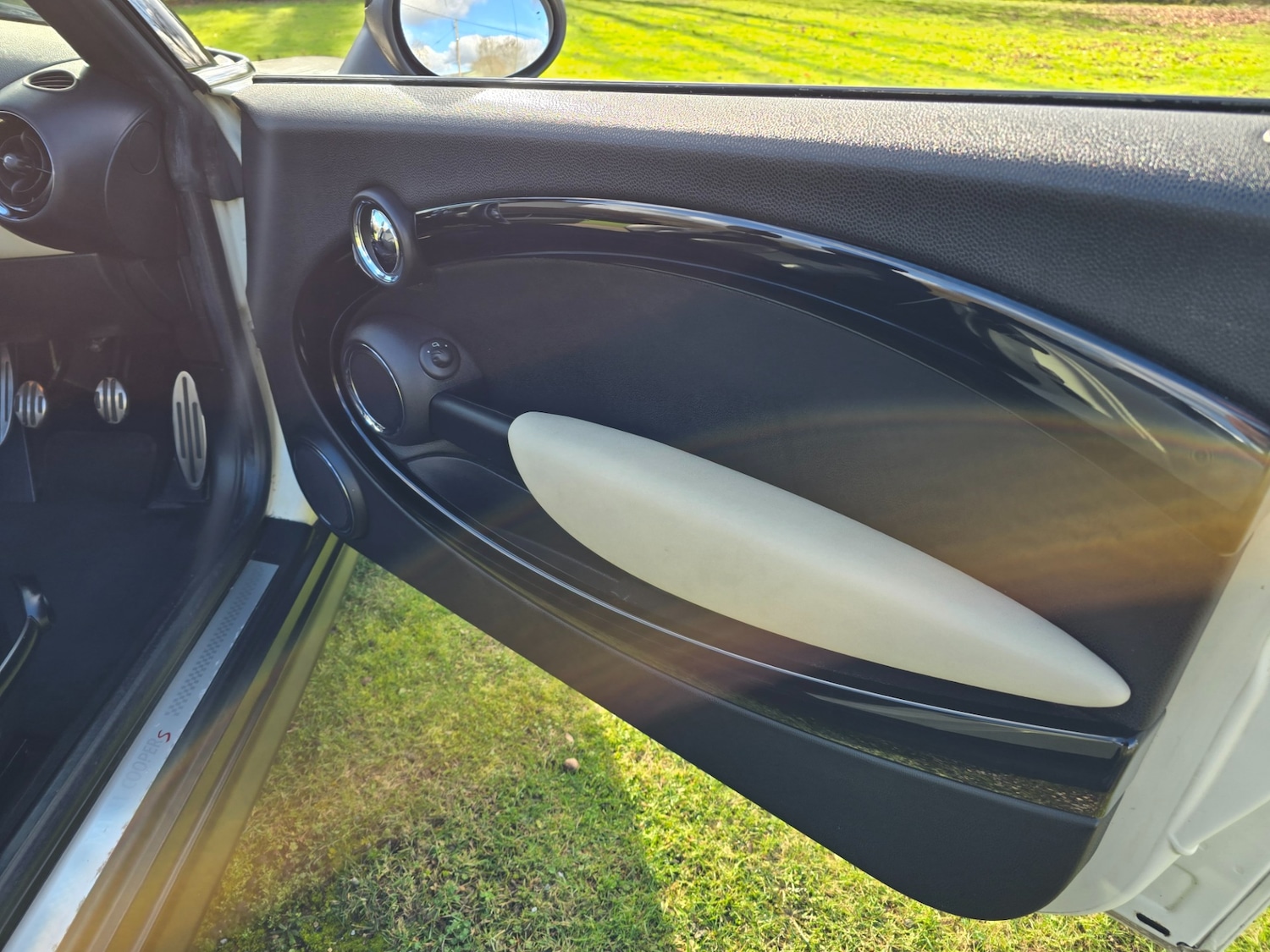 Used MINI Convertible 2011 for sale - 77565525: Photo 14