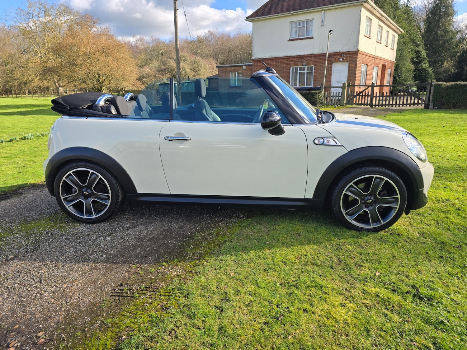 Used MINI Convertible 2011 for sale - 77565525: Photo 2