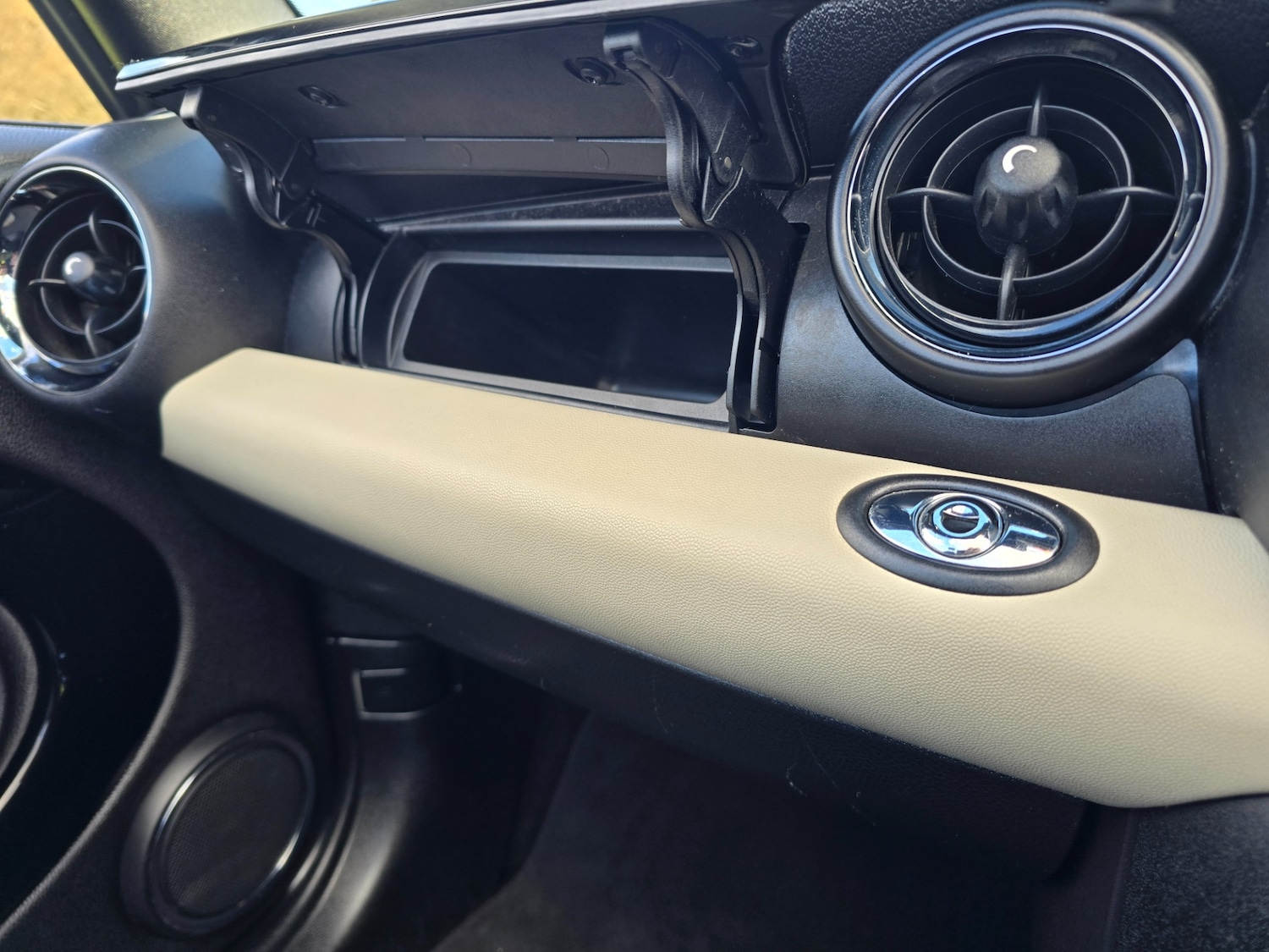 Used MINI Convertible 2011 for sale - 77565525: Photo 45