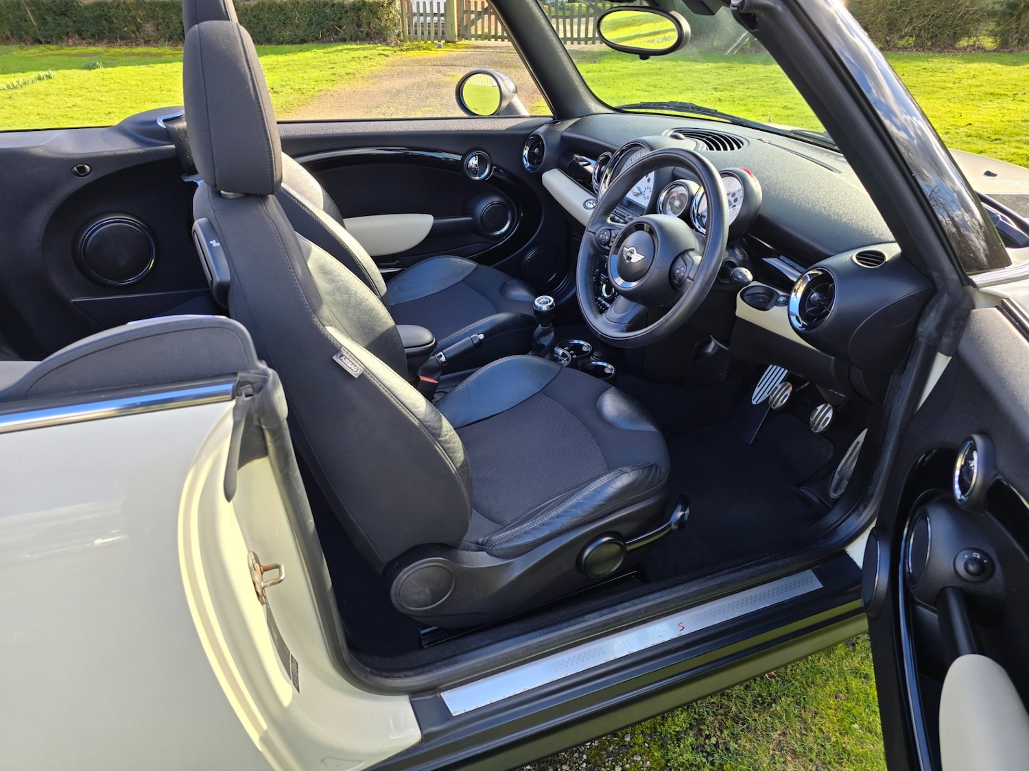Used MINI Convertible 2011 for sale - 77565525: Photo 6