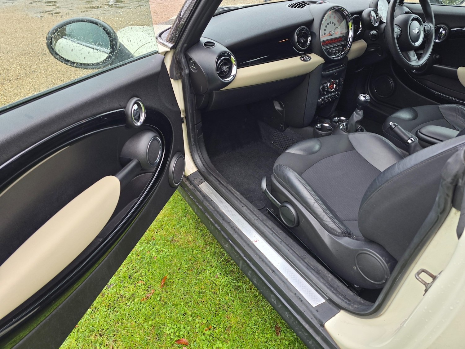 Used MINI Convertible 2011 for sale - 76982613: Photo 12