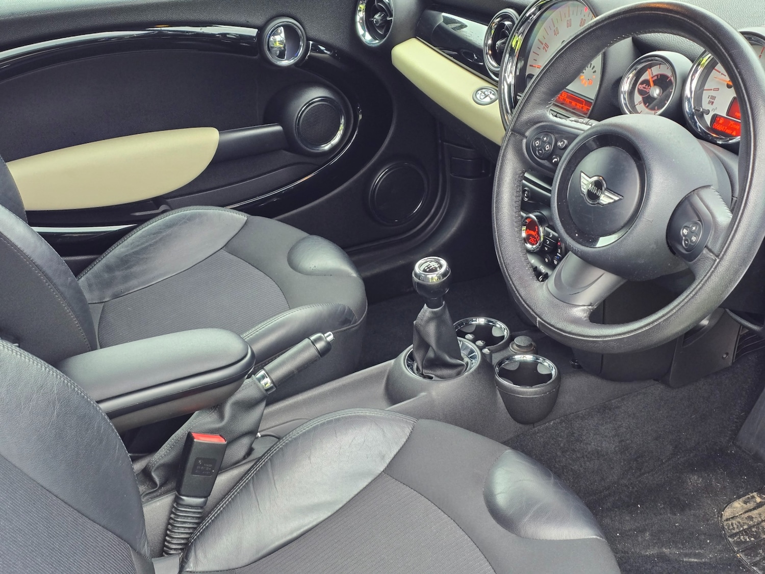 Used MINI Convertible 2011 for sale - 76982613: Photo 16