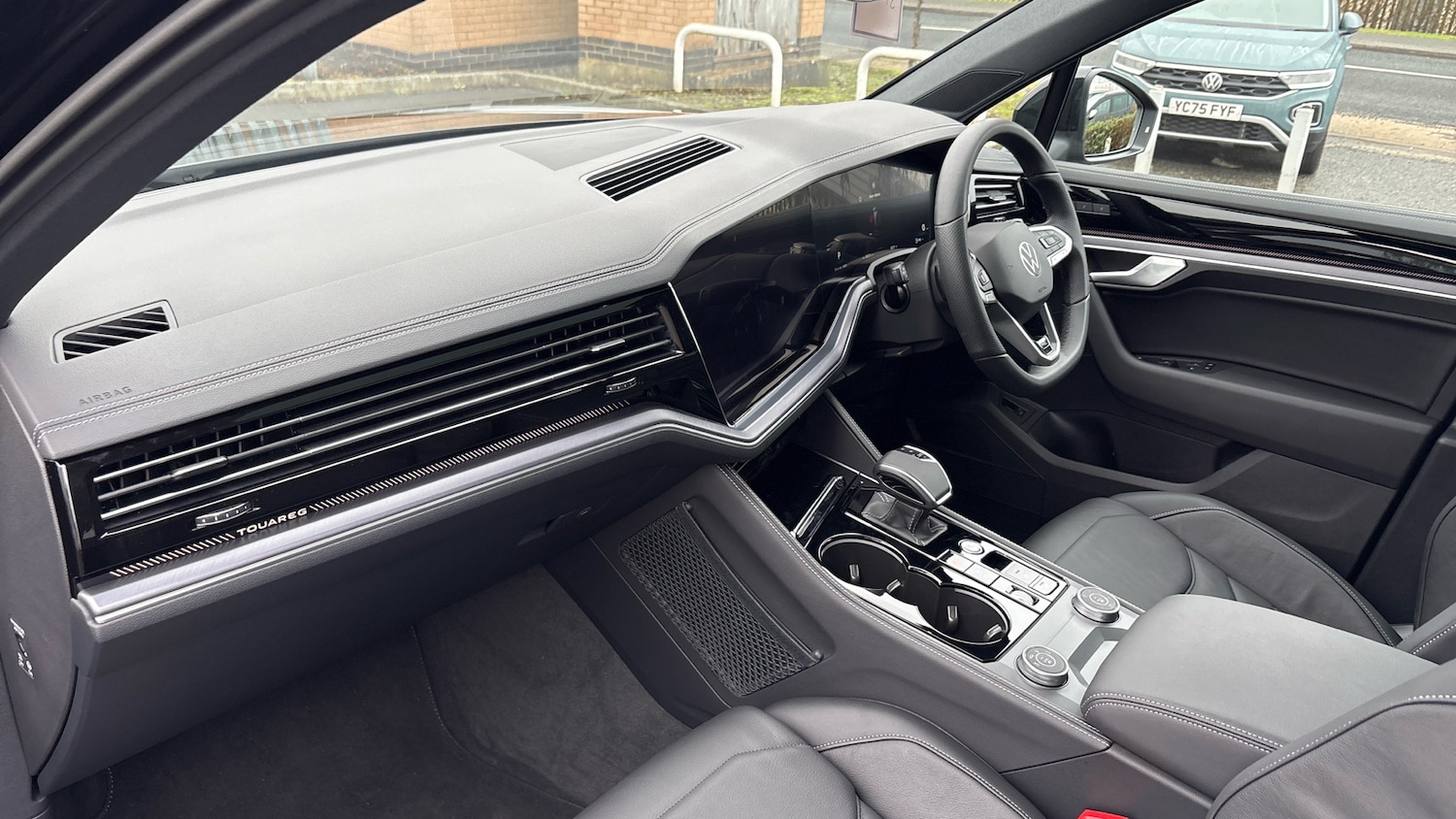 Used Volkswagen Touareg 2025 for sale - 77247774: Photo 2