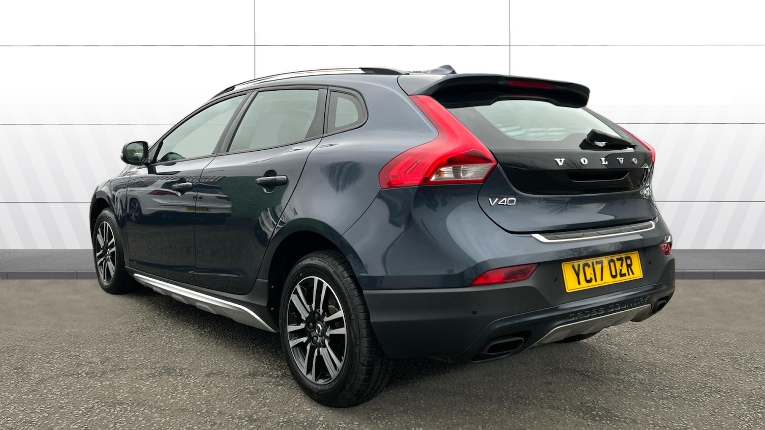 Used Volvo V40 2017 for sale - 77434542: Photo 2