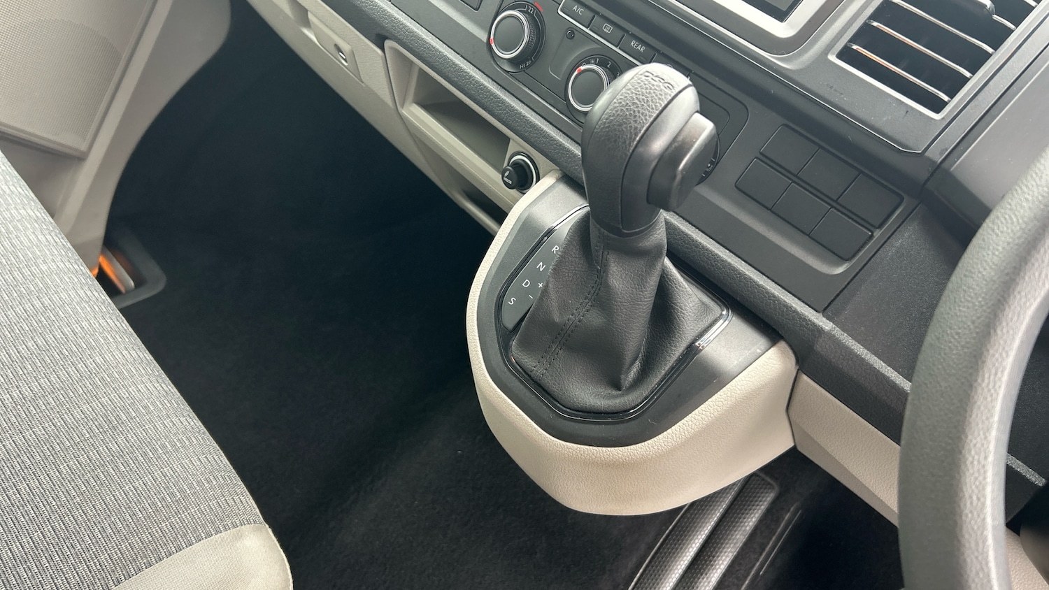 Used Volkswagen Transporter 2018 for sale - 76302116: Photo 14