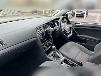 Used Volkswagen Golf 2018 for sale - 78325380: Photo