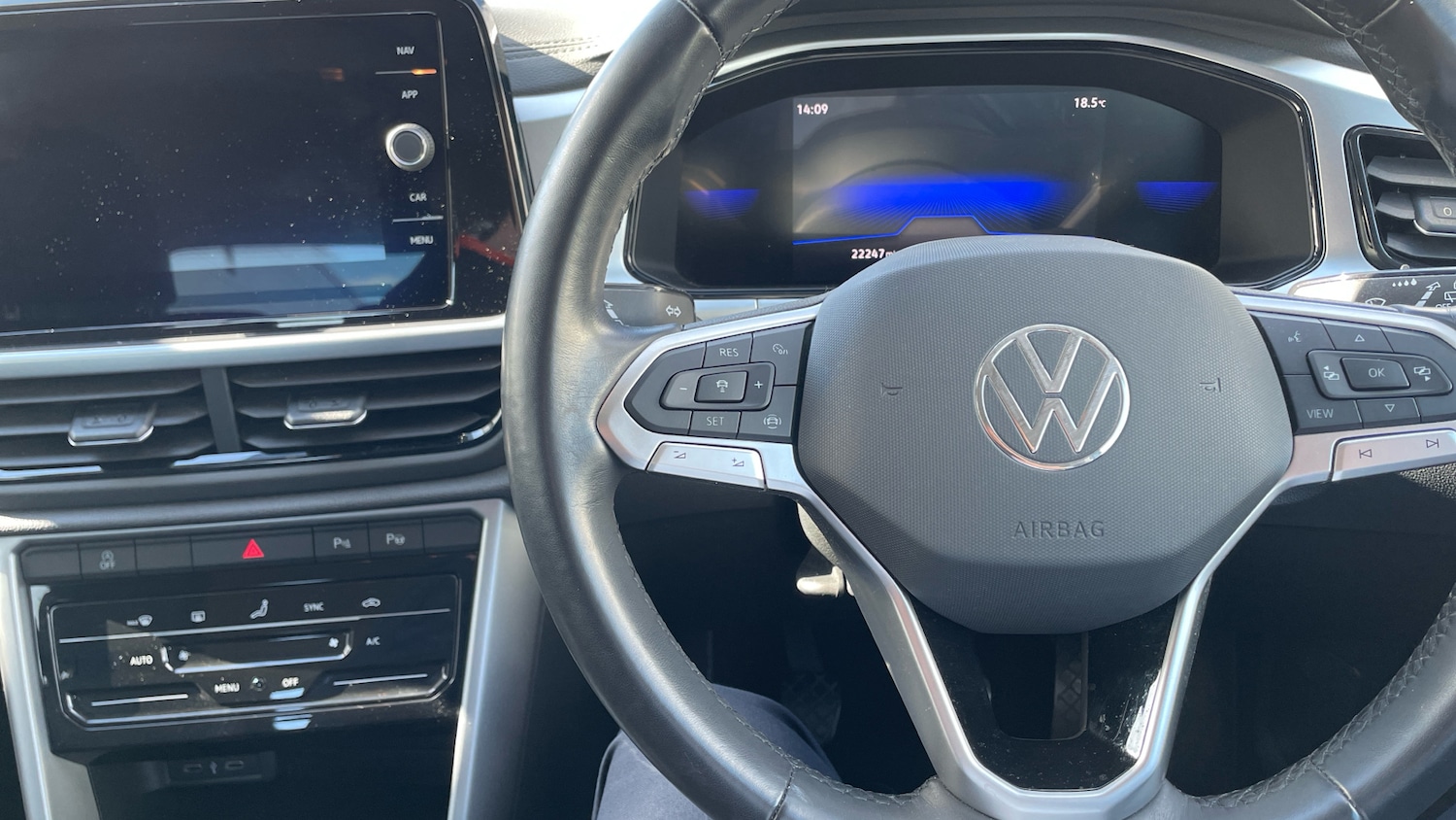 Used Volkswagen T-Roc 2023 for sale - 76329890: Photo 10