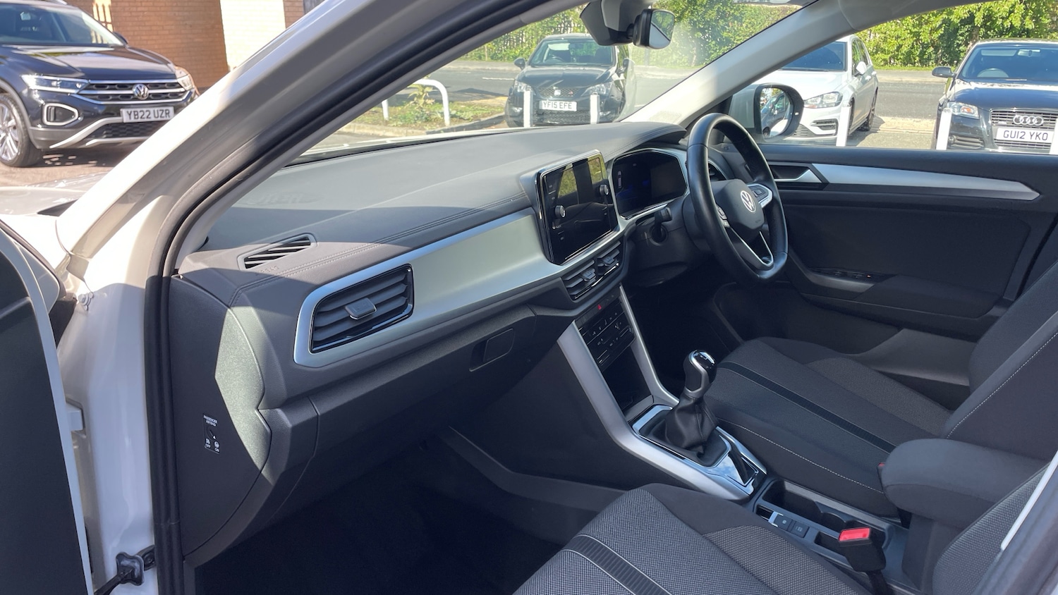 Used Volkswagen T-Roc 2023 for sale - 76329890: Photo 2