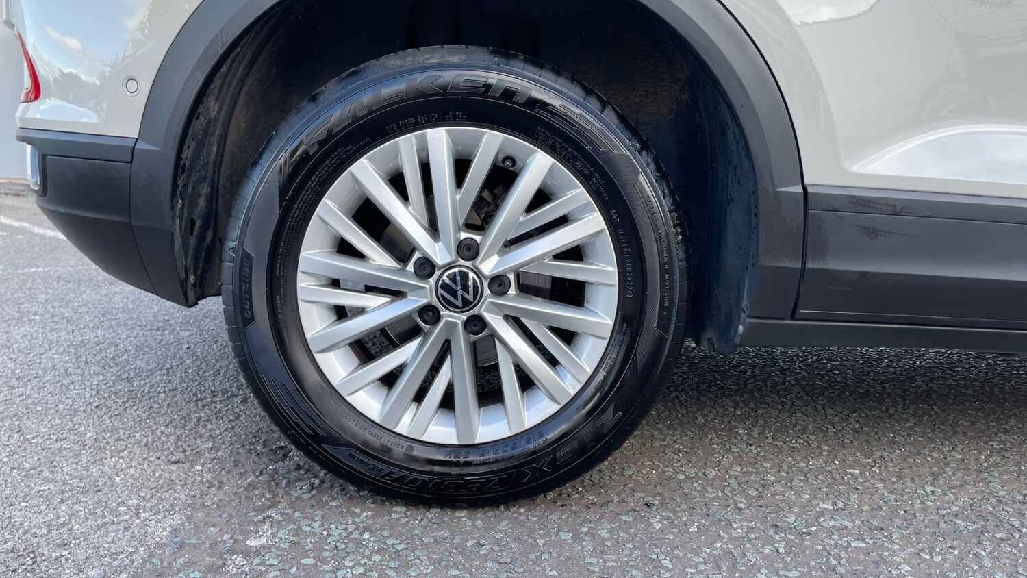 Used Volkswagen T-Roc 2023 for sale - 76329890: Photo 5