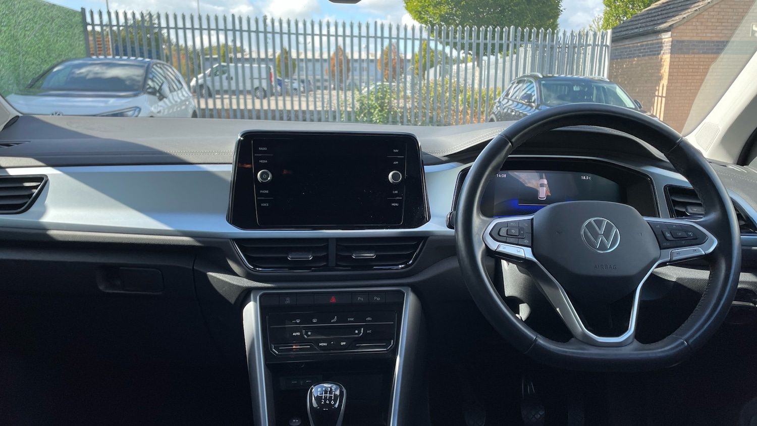 Used Volkswagen T-Roc 2023 for sale - 76329890: Photo 9