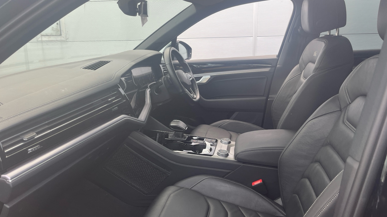 Used Volkswagen Touareg 2021 for sale - 76918144: Photo 2