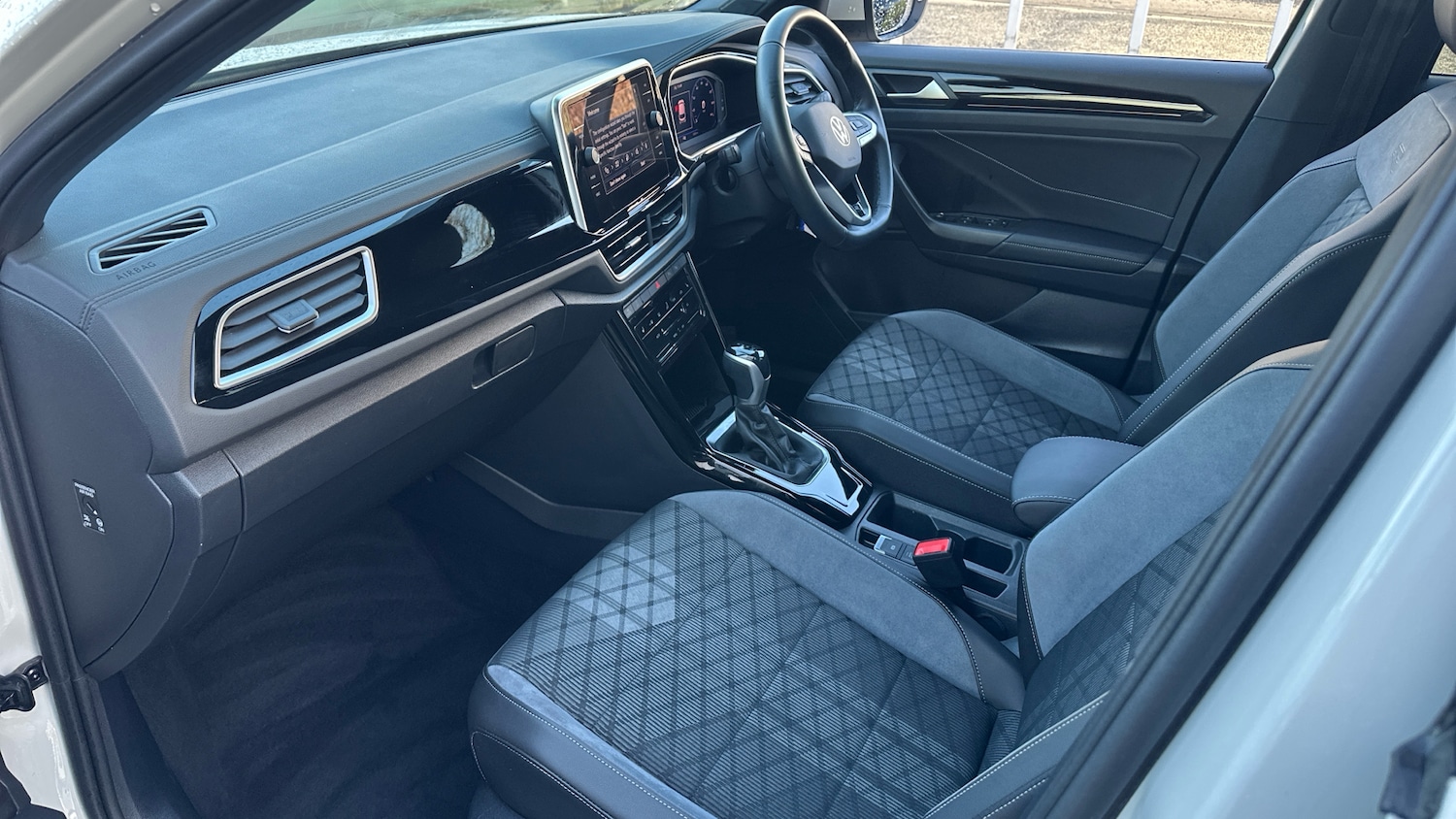 Used Volkswagen T-Roc 2024 for sale - 76859046: Photo 2