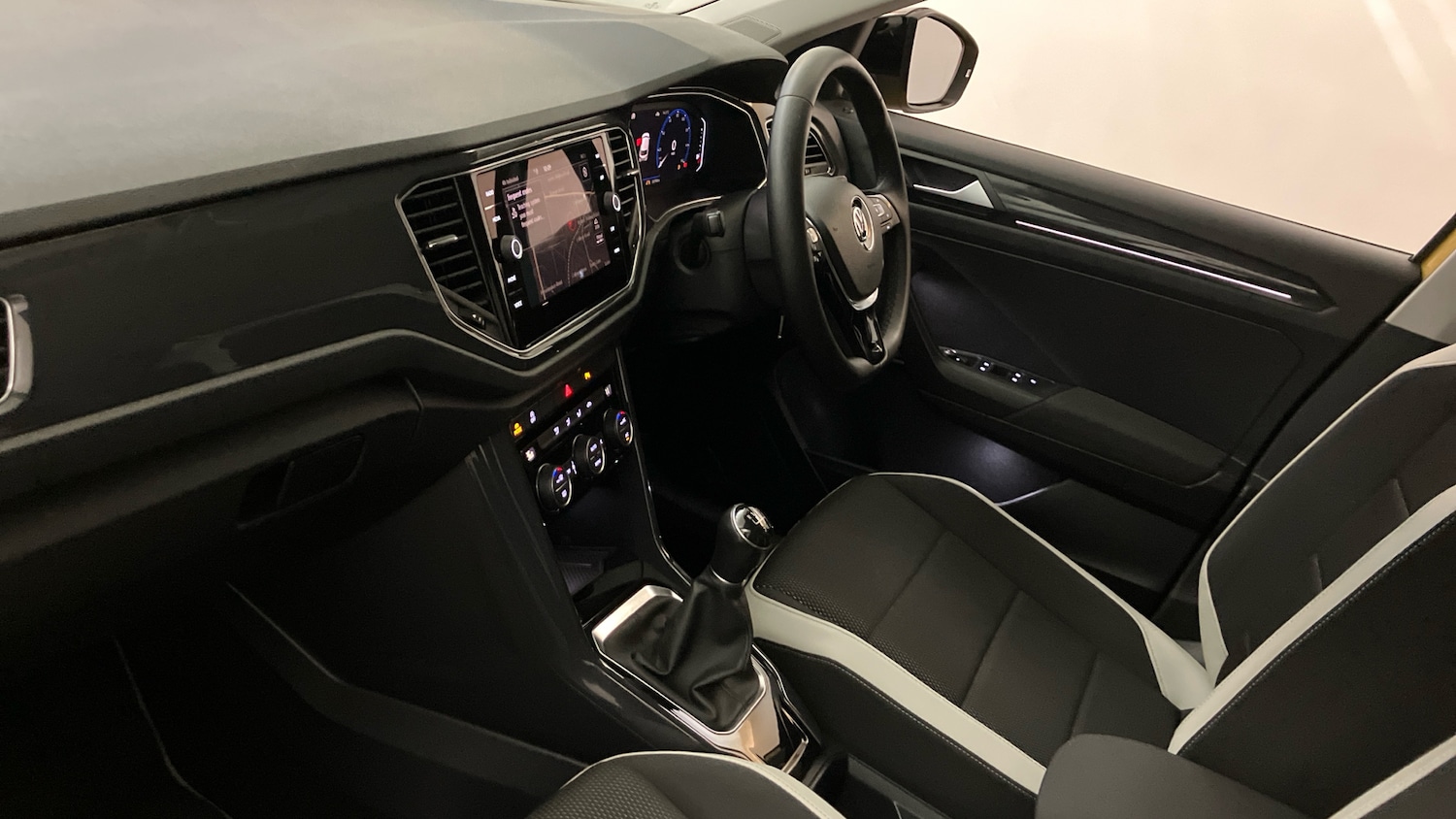 Used Volkswagen T-Roc 2018 for sale - 77460188: Photo 2