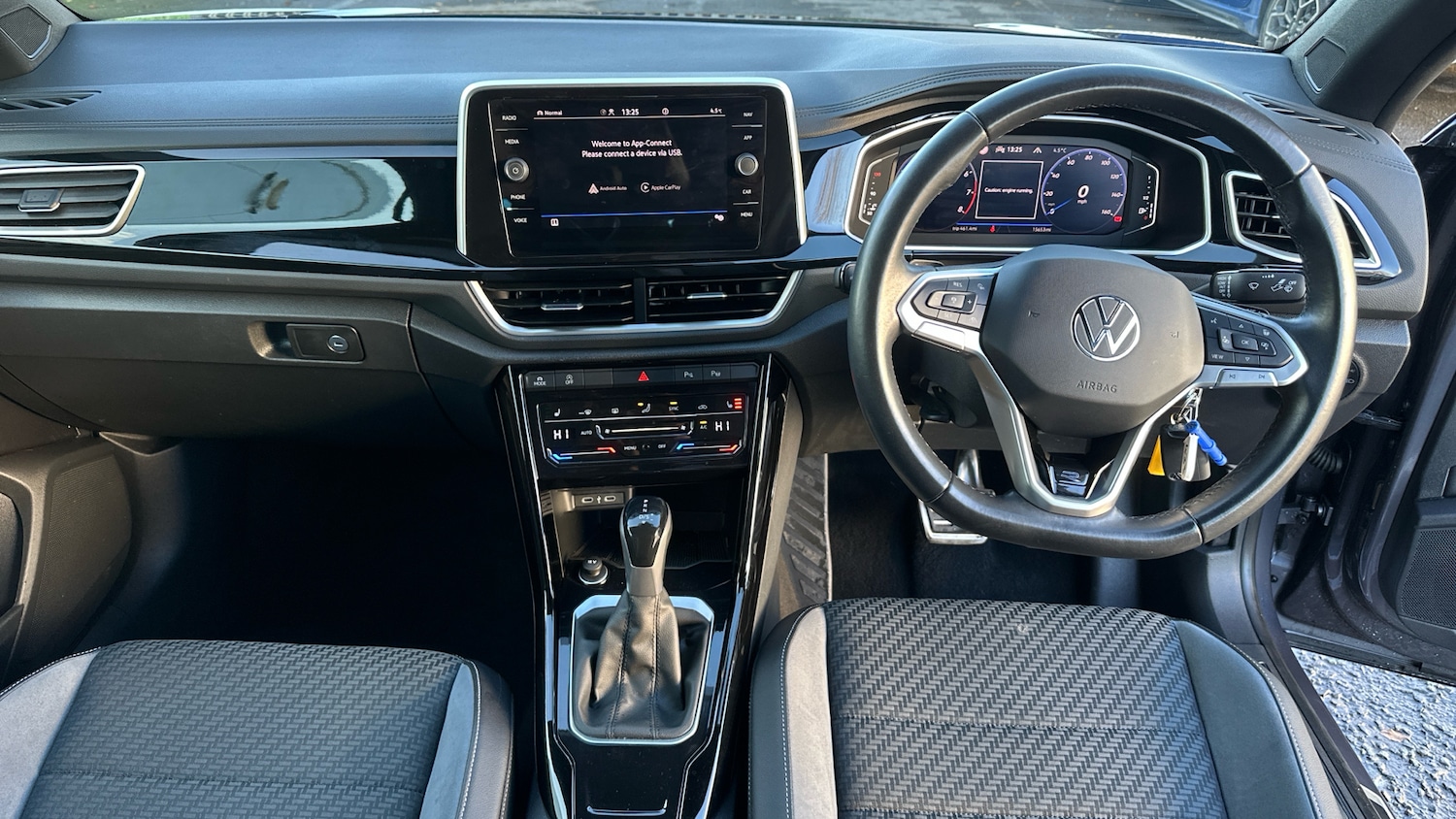 Used Volkswagen T-Roc 2023 for sale - 76761916: Photo 9