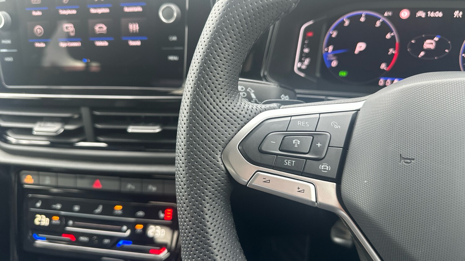 Used Volkswagen T-Roc 2025 for sale - 76252267: Photo 17