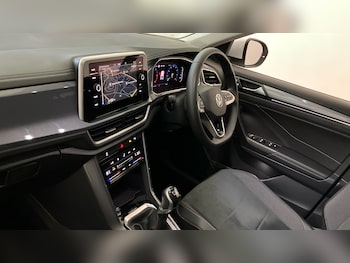 Used Volkswagen T-Roc 2024 for sale - 76183133: Photo 2