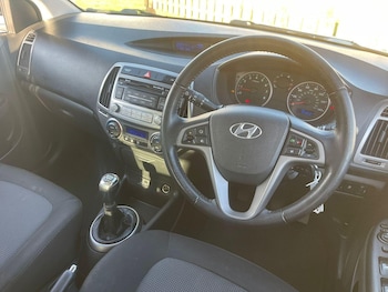 Used Hyundai i20 2013 for sale - 76120362: Photo 2