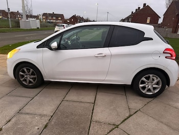 Used Peugeot 208 2013 for sale - 77229173: Photo