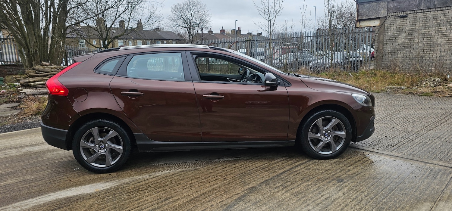 Used Volvo V40 2015 for sale - 77790080: Photo 2