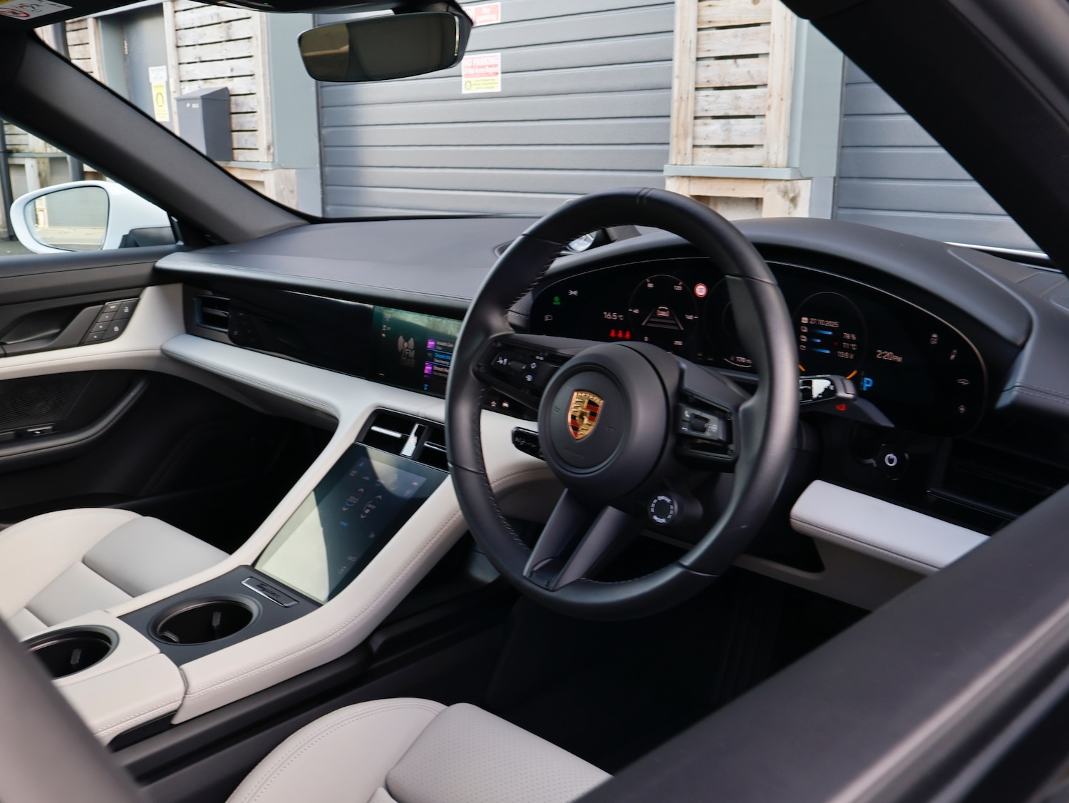 Used Porsche Taycan 2023 for sale - 76384260: Photo 2