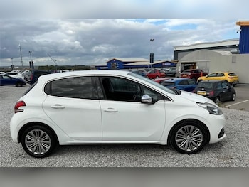 Used Peugeot 208 2015 for sale - 75851641: Photo