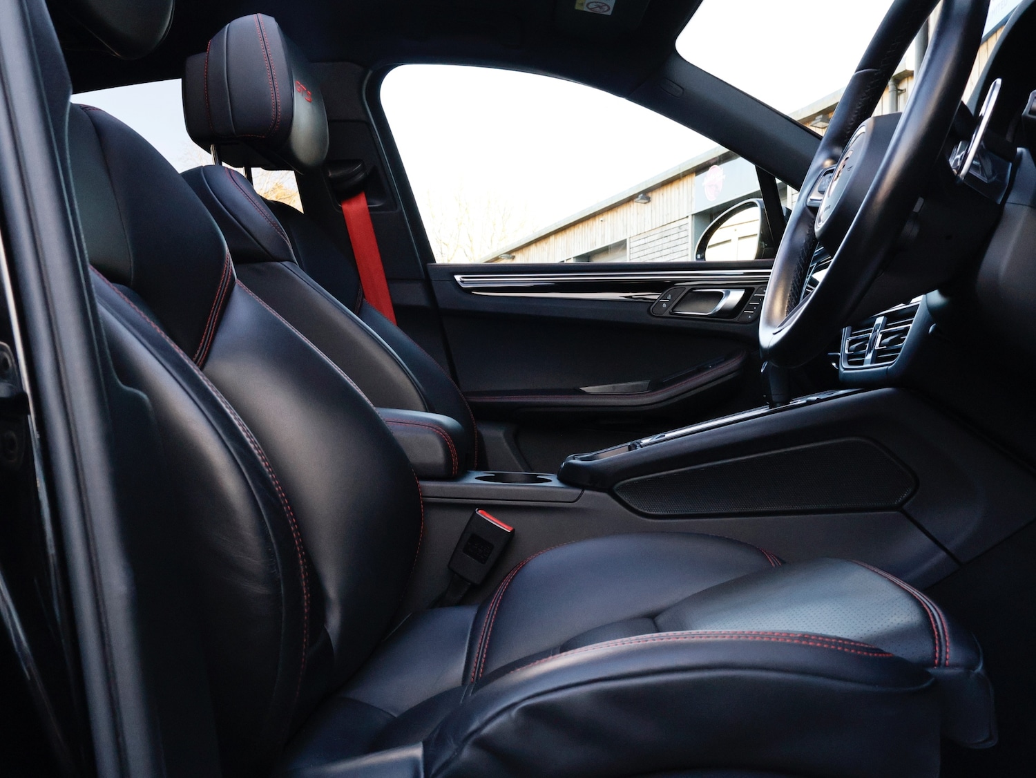 Used Porsche Macan 2023 for sale - 76566354: Photo 38