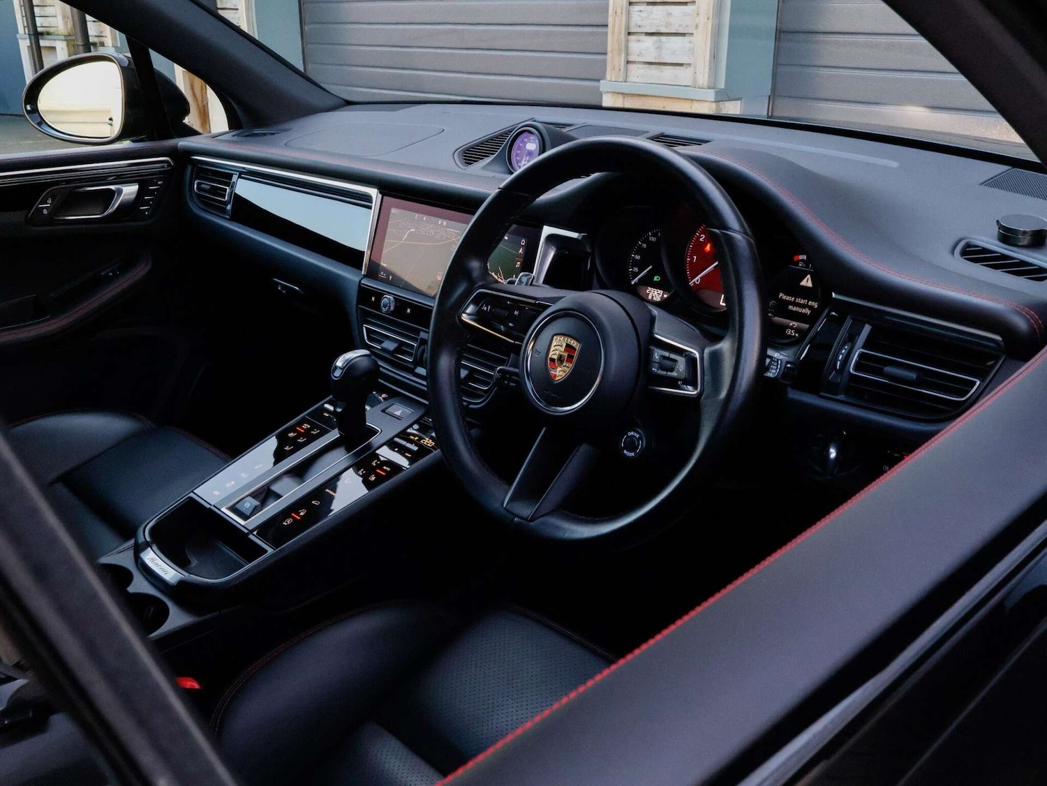 Used Porsche Macan 2023 for sale - 76797237: Photo 2