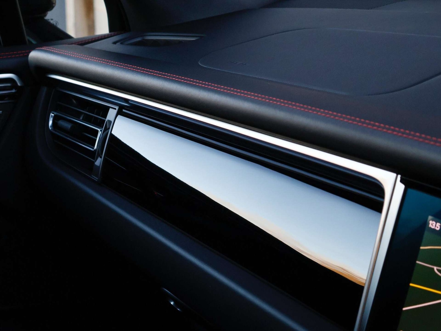 Used Porsche Macan 2023 for sale - 76797237: Photo 24