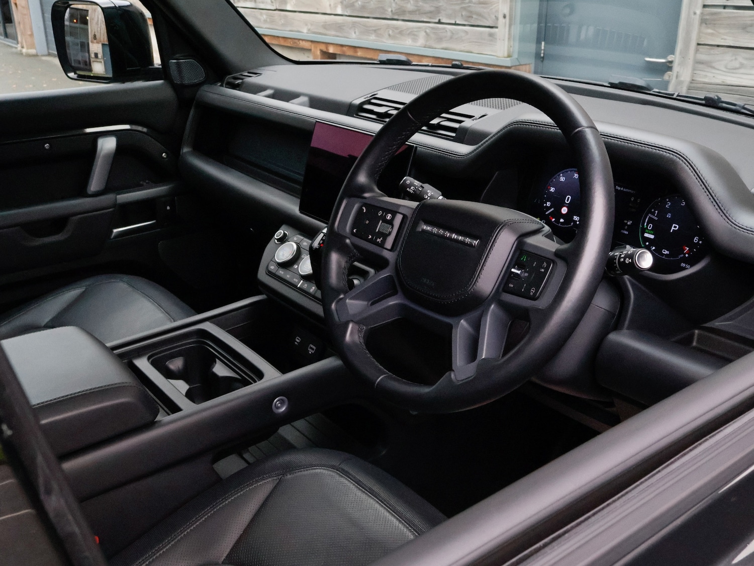 Used Land Rover Defender 2024 for sale - 76625636: Photo 2