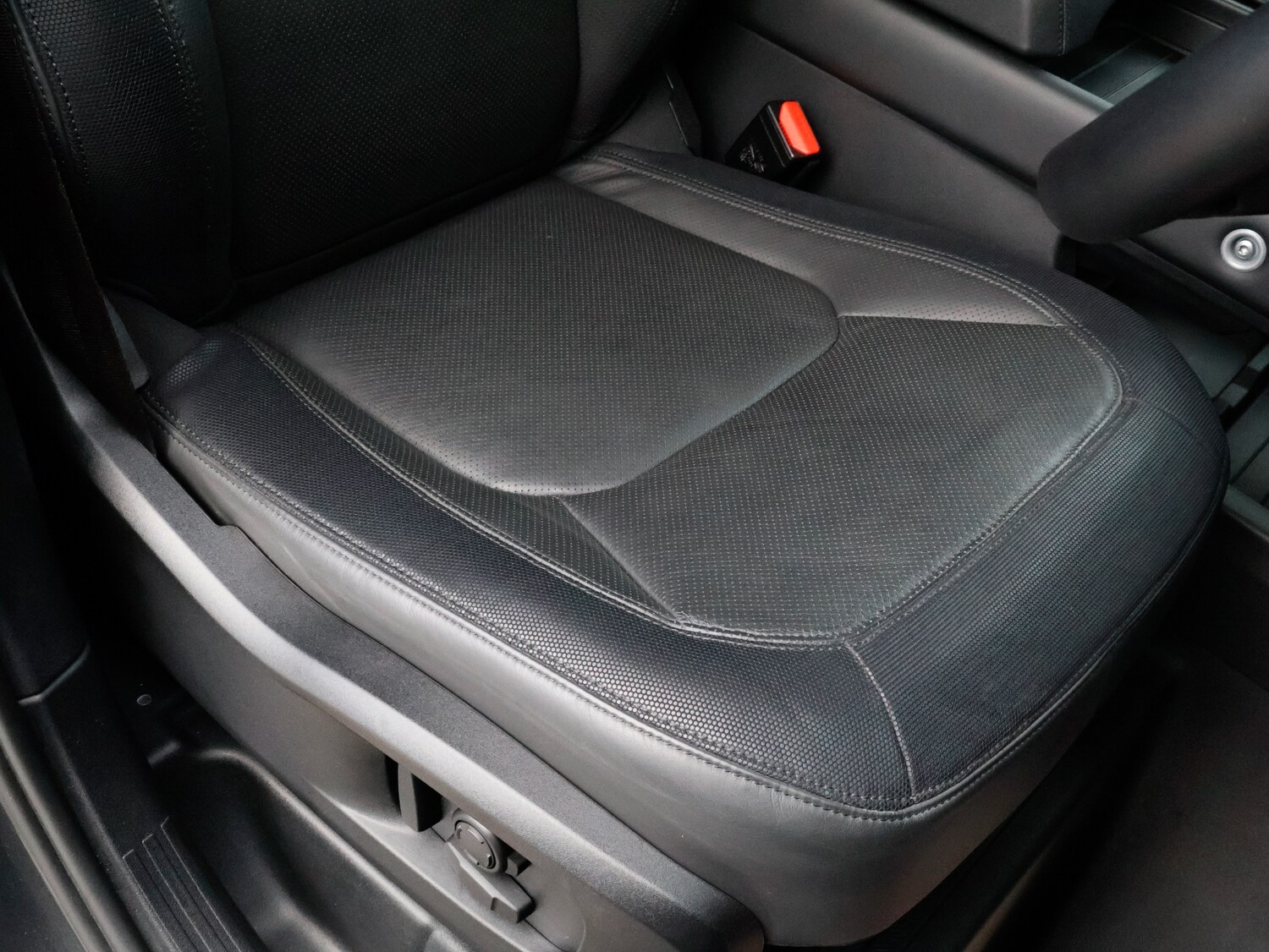 Used Land Rover Defender 2024 for sale - 76625636: Photo 32