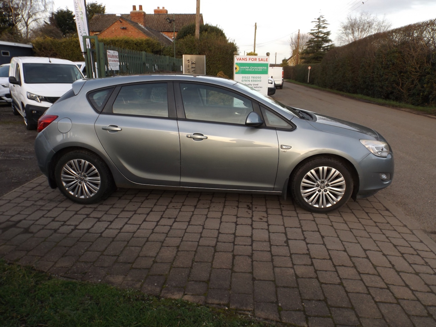 Used Vauxhall Astra 2011 for sale - 77665386: Photo 2