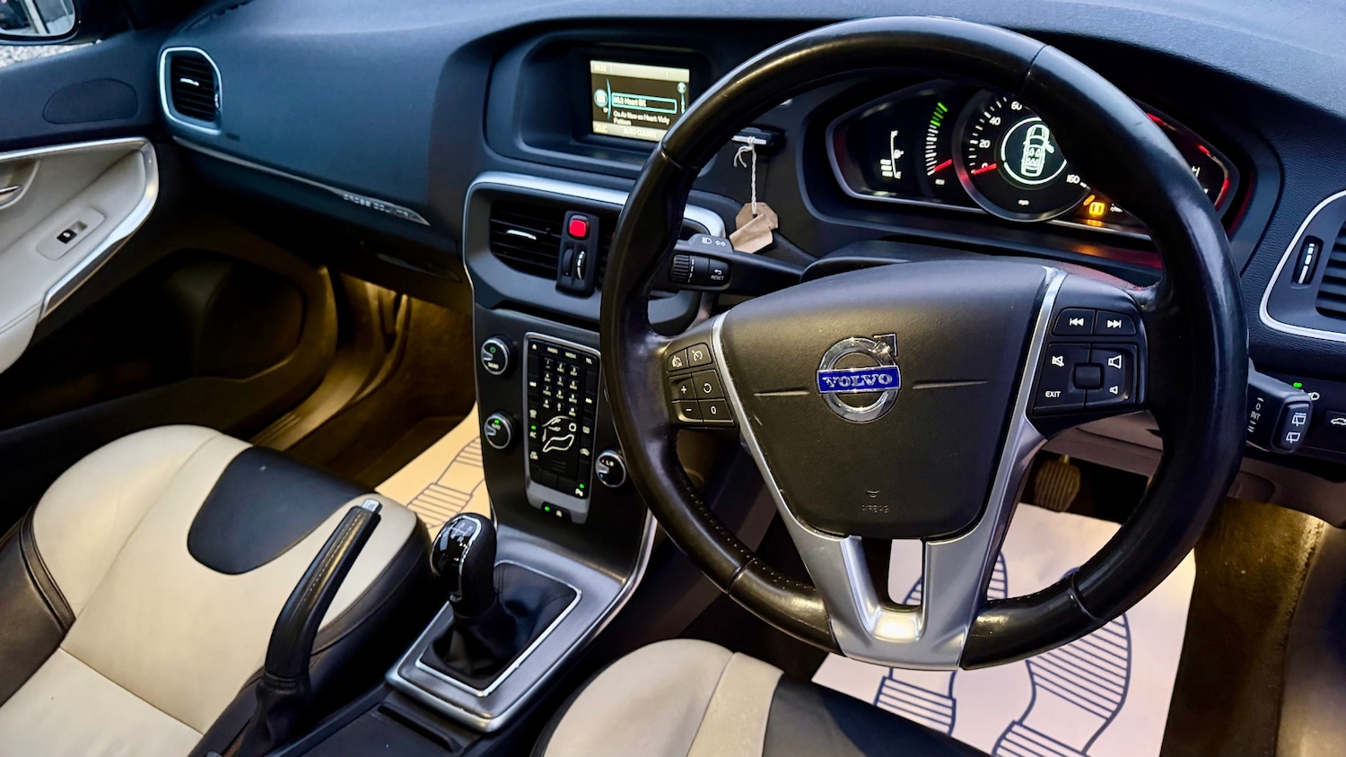 Used Volvo V40 2015 for sale - 77235855: Photo 10