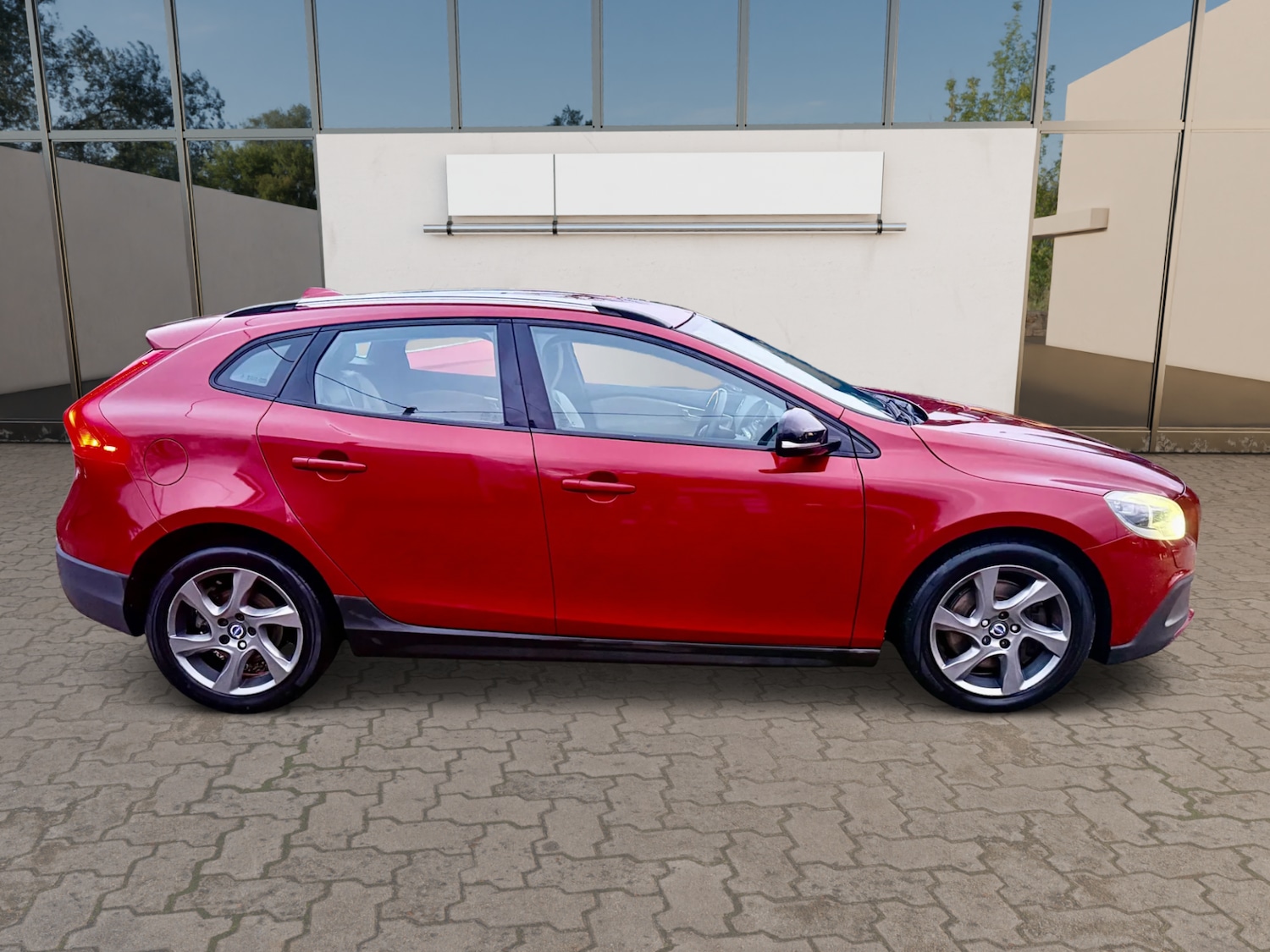 Used Volvo V40 2015 for sale - 77235855: Photo 8