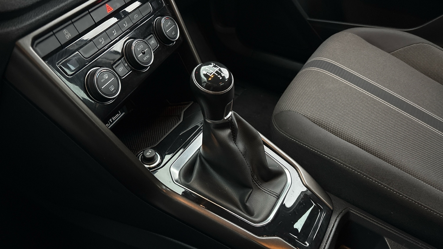 Used Volkswagen T-Roc 2018 for sale - 76734344: Photo 13