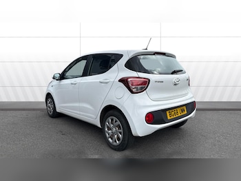 Used Hyundai i10 2018 for sale - 79044611: Photo