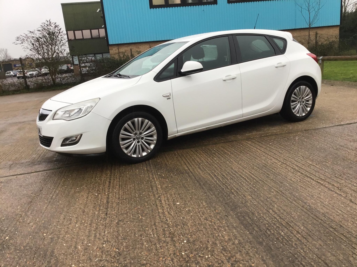 Used Vauxhall Astra 2011 for sale - 77892259: Photo 3