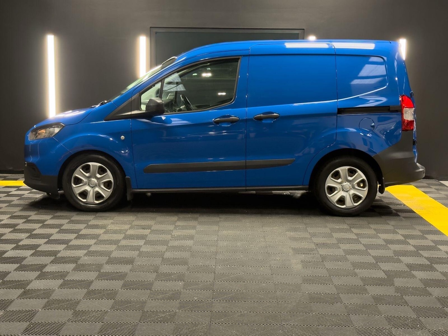 Used Ford Transit Courier for sale - 77267635: Photo 2