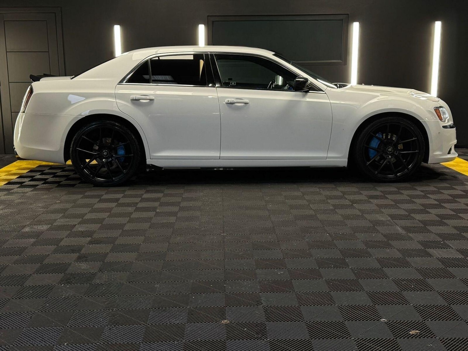 Used Chrysler 300C 2013 for sale - 77377554: Photo 4