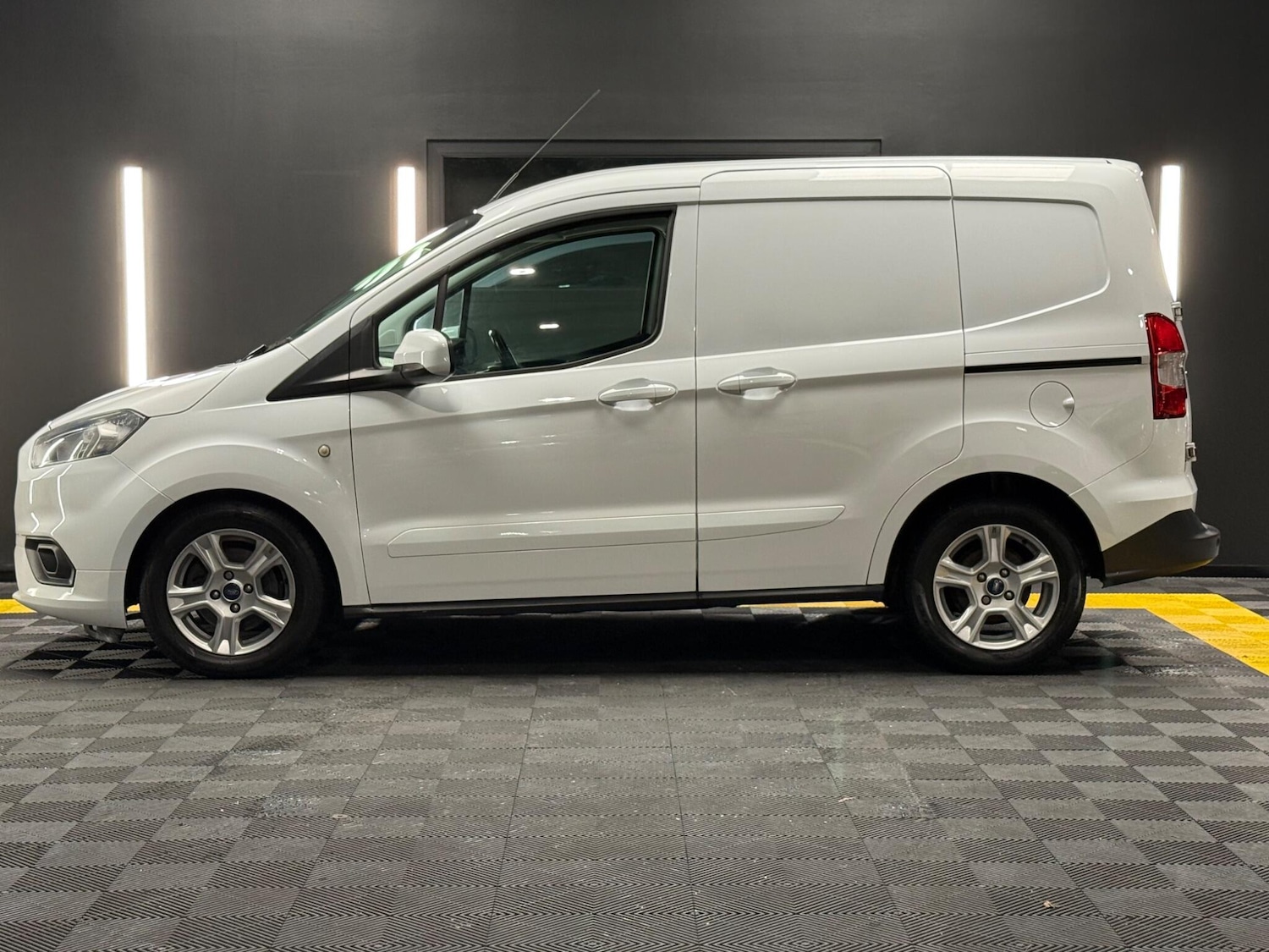 Used Ford Transit Courier for sale - 77267344: Photo 3