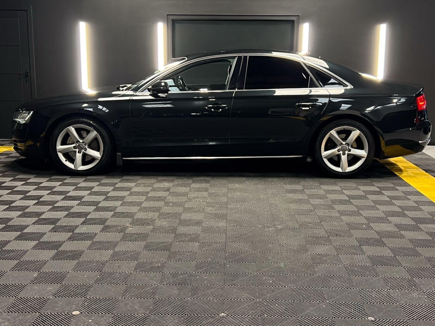 Used Audi A8 2013 for sale - 77440826: Photo 3