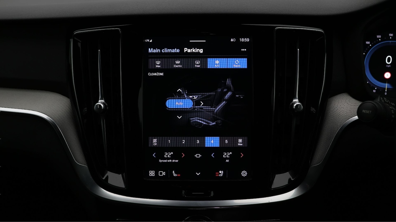 Used Volvo V60 2022 for sale - 77201117: Photo 12