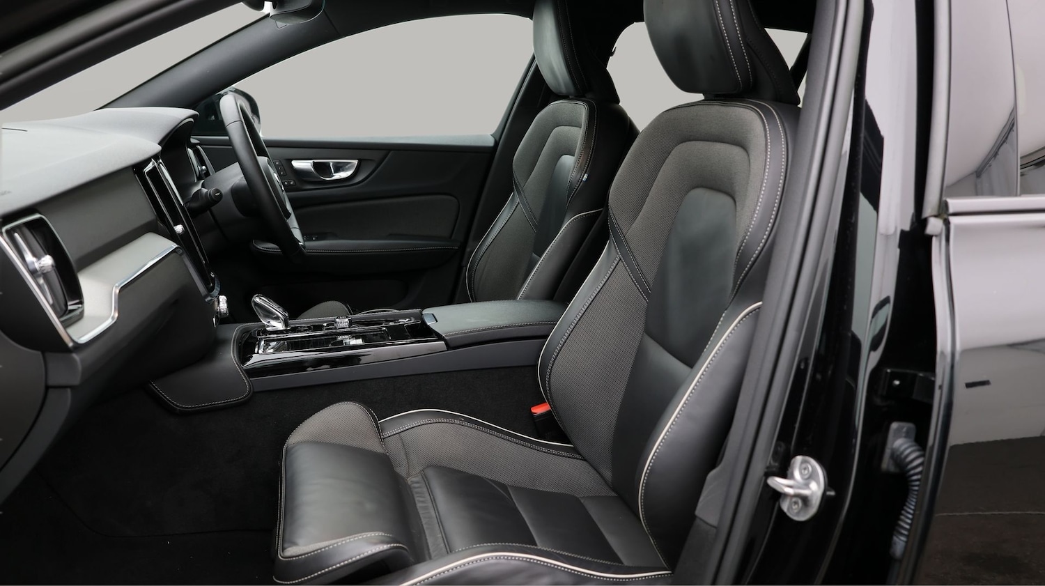 Used Volvo V60 2022 for sale - 77201117: Photo 14