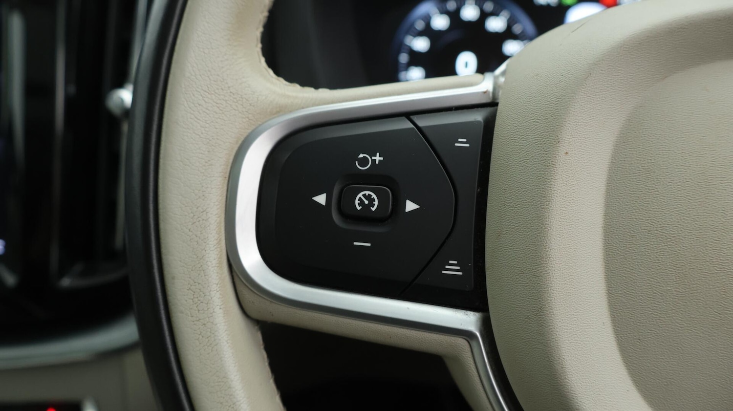 Used Volvo XC60 2018 for sale - 76446860: Photo 25