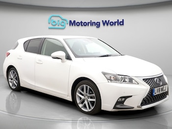 2018 - 200H LUXURY 5-Door