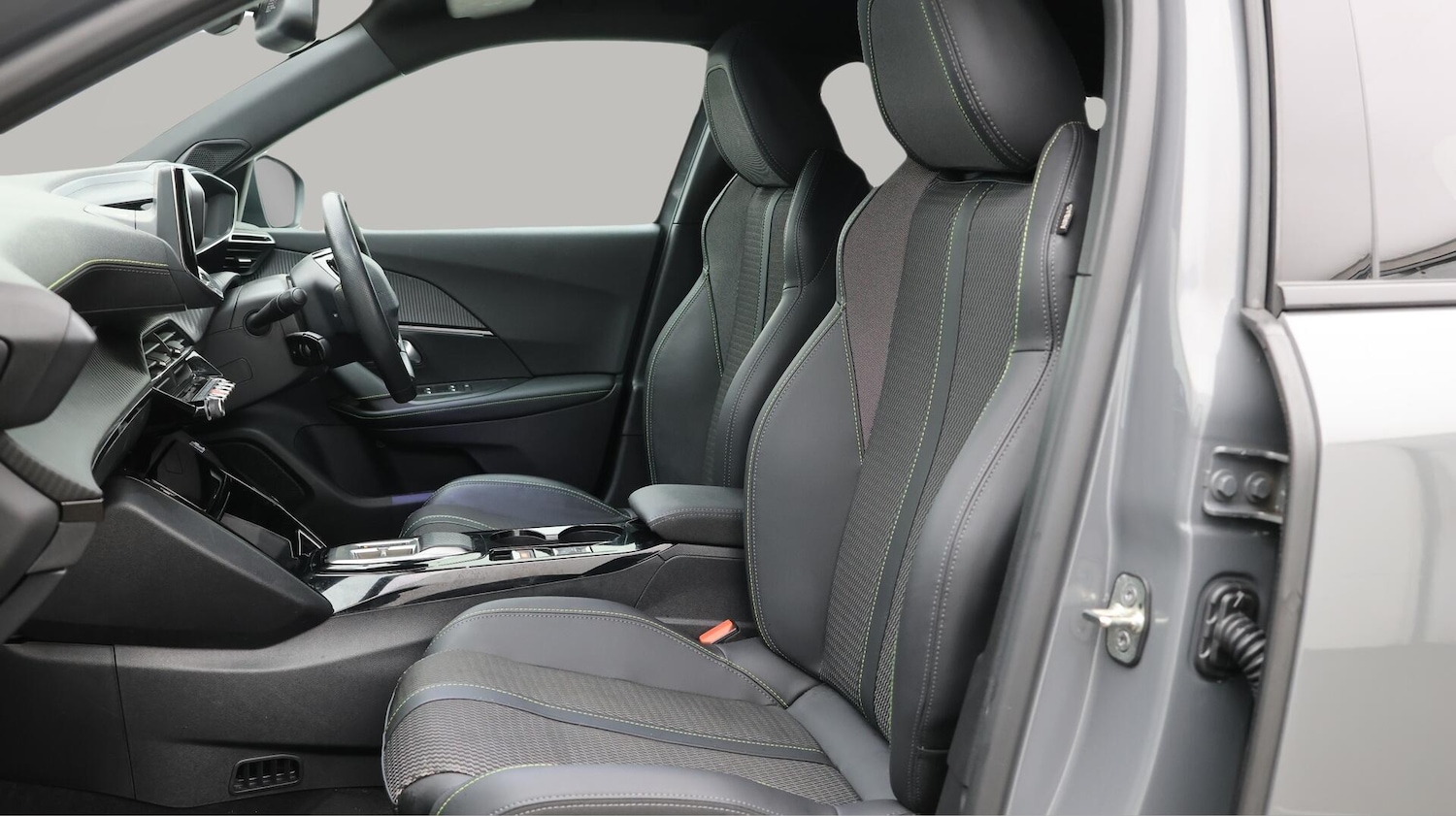 Used Peugeot E-2008 2024 for sale - 76349783: Photo 15